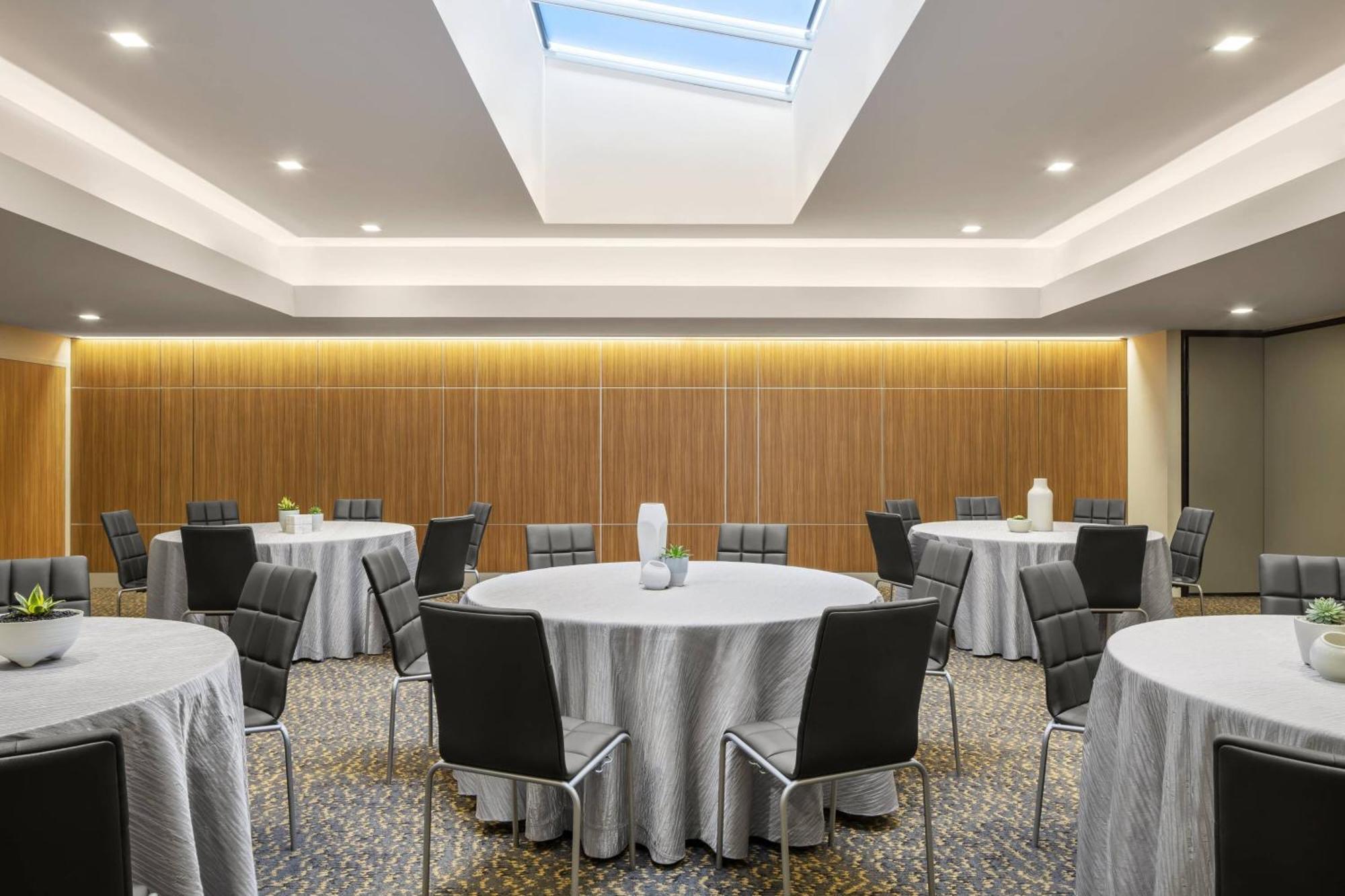 Ac Hotel By Marriott Louisville Downtown Экстерьер фото